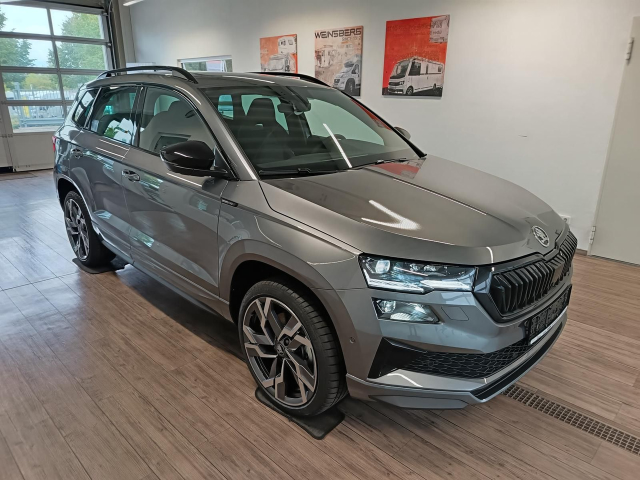 Skoda Karoq Sportline 1,5 TSI DSG*AHK*PSD*STD.HZG*NAVI - Terepjáró/ SUV: 3 kép. Skoda Karoq Sportline 1,5 TSI DSG*AHK*PSD*STD.HZG*NAVI - Terepjáró/ SUV: 3 kép.