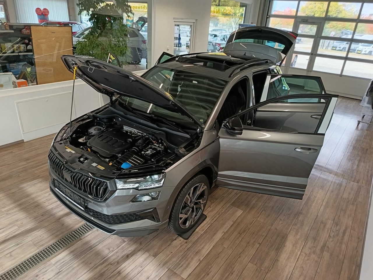 Skoda Karoq Sportline 2,0 TDI 4x4*AHK*PSD*STD.HZG*DCC* - Terepjáró/ SUV: 2 kép. Skoda Karoq Sportline 2,0 TDI 4x4*AHK*PSD*STD.HZG*DCC* - Terepjáró/ SUV: 2 kép.