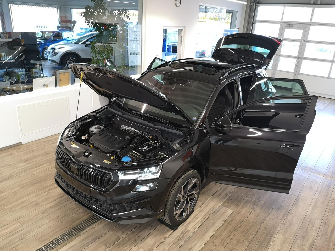 Skoda Karoq Sportline 2,0TDI DSG 4x4*PSD*AHK*360°*NAVI - Terepjáró/ SUV: 2 kép. Skoda Karoq Sportline 2,0TDI DSG 4x4*PSD*AHK*360°*NAVI - Terepjáró/ SUV: 2 kép.