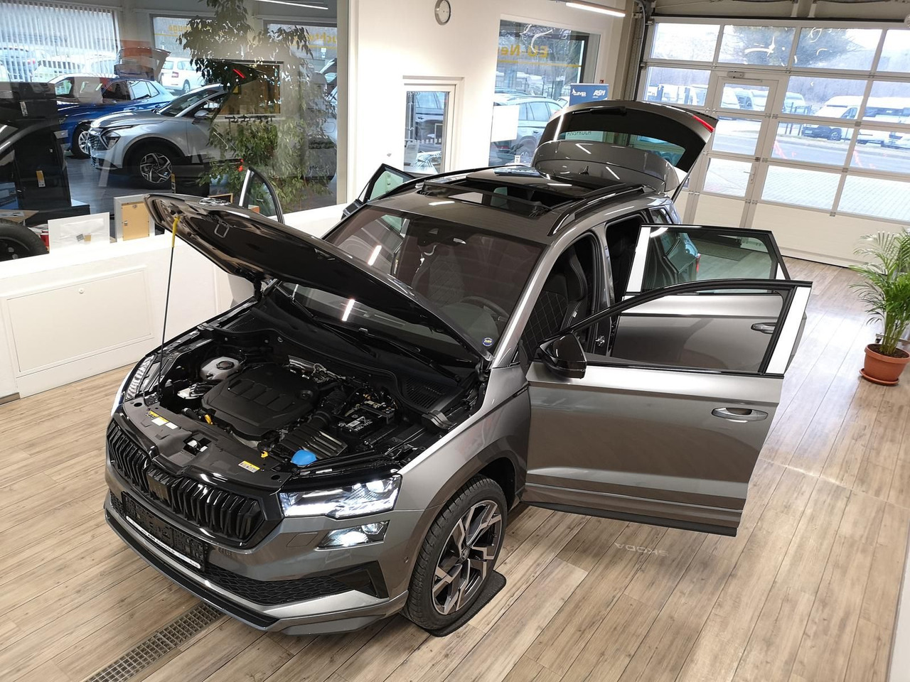 Skoda Karoq Sportline 2,0TDI DSG 4x4*PSD*AHK*360°*NAVI - Terepjáró/ SUV: 2 kép. Skoda Karoq Sportline 2,0TDI DSG 4x4*PSD*AHK*360°*NAVI - Terepjáró/ SUV: 2 kép.