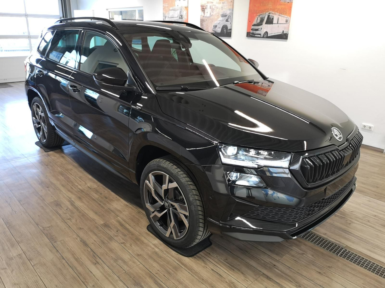 Skoda Karoq Sportline 2,0TDI DSG 4x4*PSD*AHK*360°*NAVI - Terepjáró/ SUV: 3 kép. Skoda Karoq Sportline 2,0TDI DSG 4x4*PSD*AHK*360°*NAVI - Terepjáró/ SUV: 3 kép.