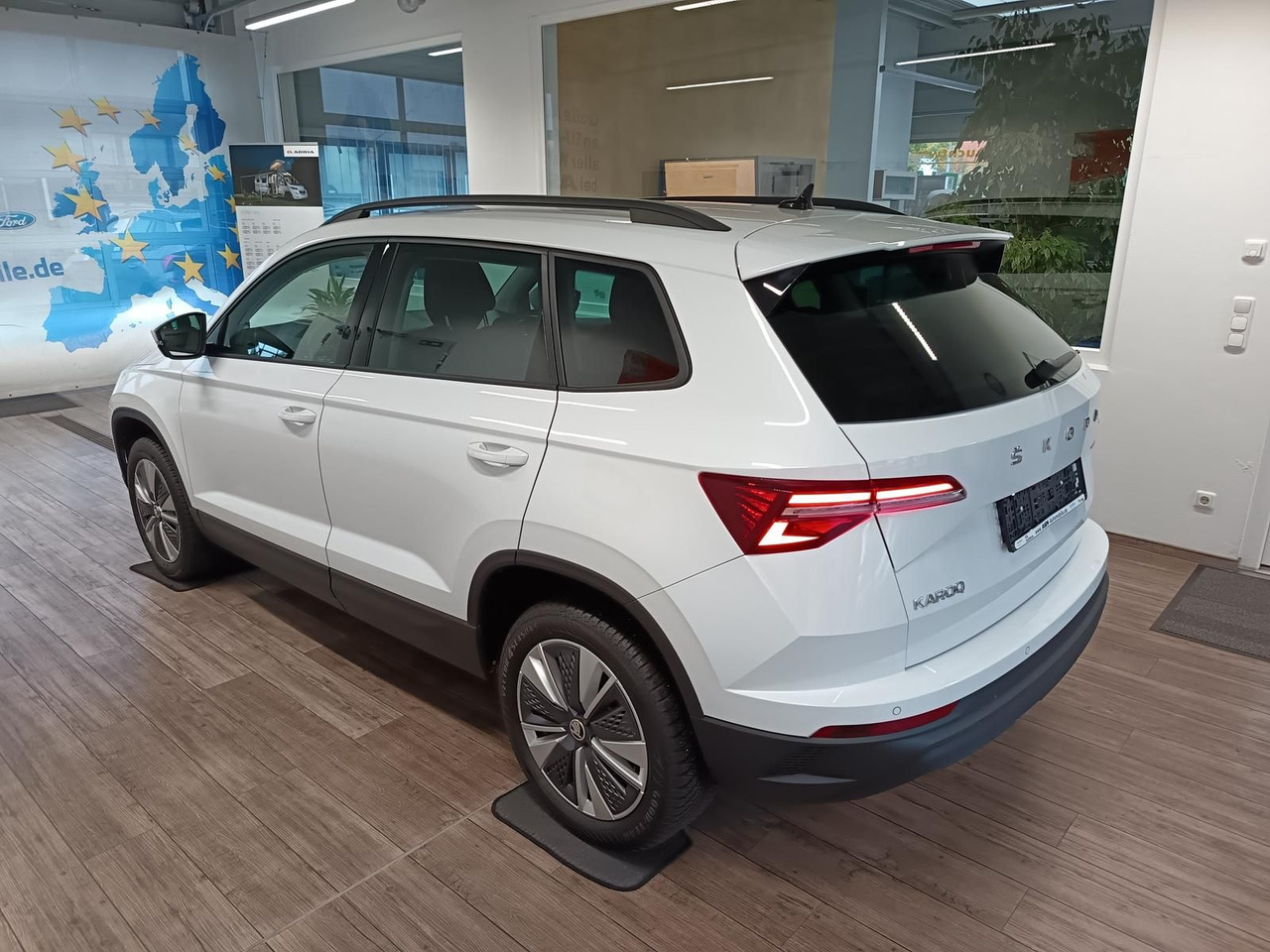 Skoda Karoq Style 1,5 TSI DSG*AHK*NAVI*LED*R-KAM*2xPDC - Terepjáró/ SUV: 4 kép. Skoda Karoq Style 1,5 TSI DSG*AHK*NAVI*LED*R-KAM*2xPDC - Terepjáró/ SUV: 4 kép.