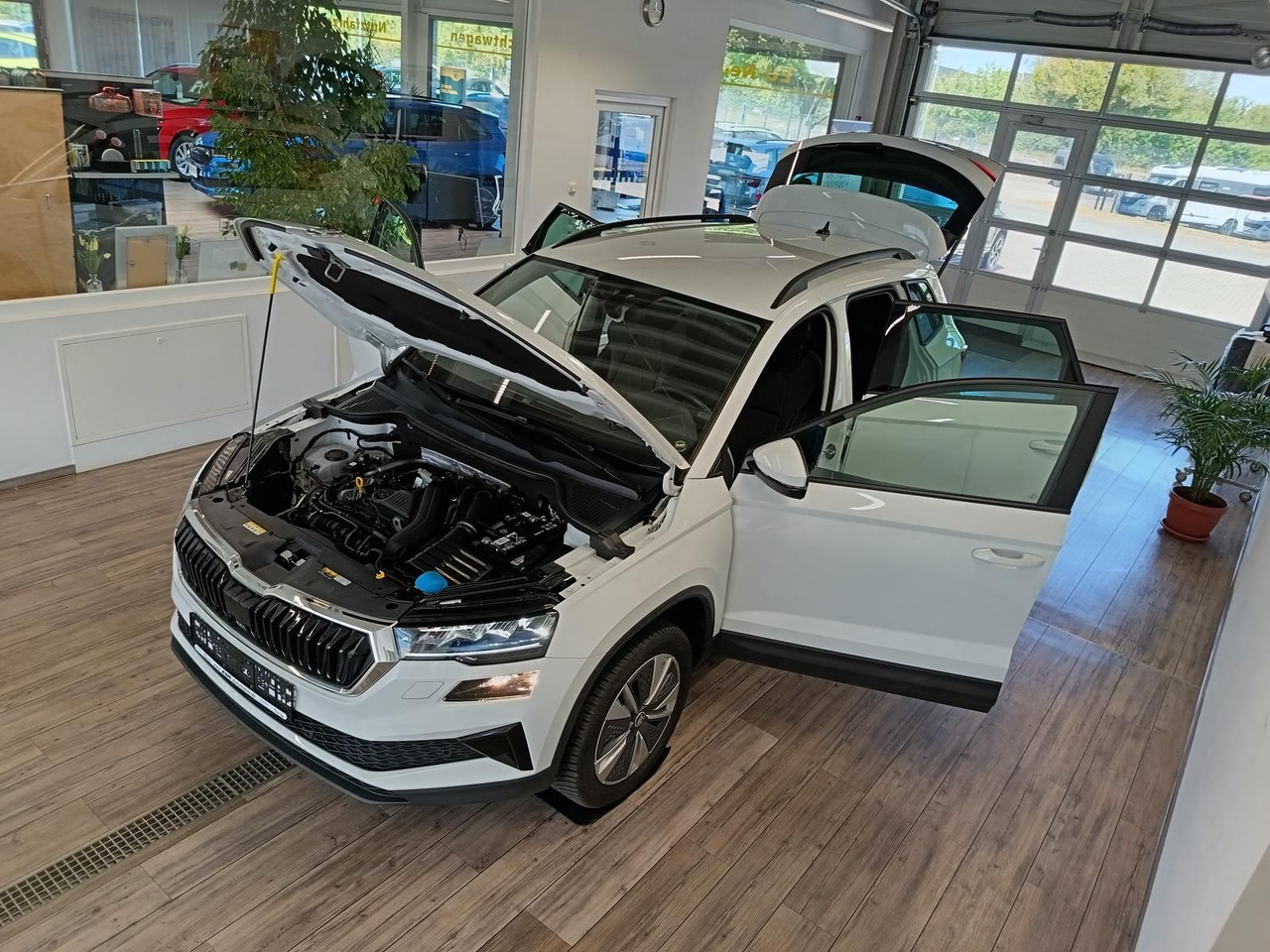 Skoda Karoq Style 1,5 TSI DSG*AHK*NAVI*LED*R-KAM*2xPDC - Terepjáró/ SUV: 2 kép. Skoda Karoq Style 1,5 TSI DSG*AHK*NAVI*LED*R-KAM*2xPDC - Terepjáró/ SUV: 2 kép.