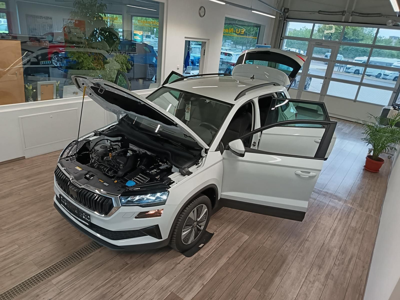 Skoda Karoq Style 1,5TSI DSG*AHK-VORBER*NAVI*LED*R-KAM - Terepjáró/ SUV: 2 kép. Skoda Karoq Style 1,5TSI DSG*AHK-VORBER*NAVI*LED*R-KAM - Terepjáró/ SUV: 2 kép.