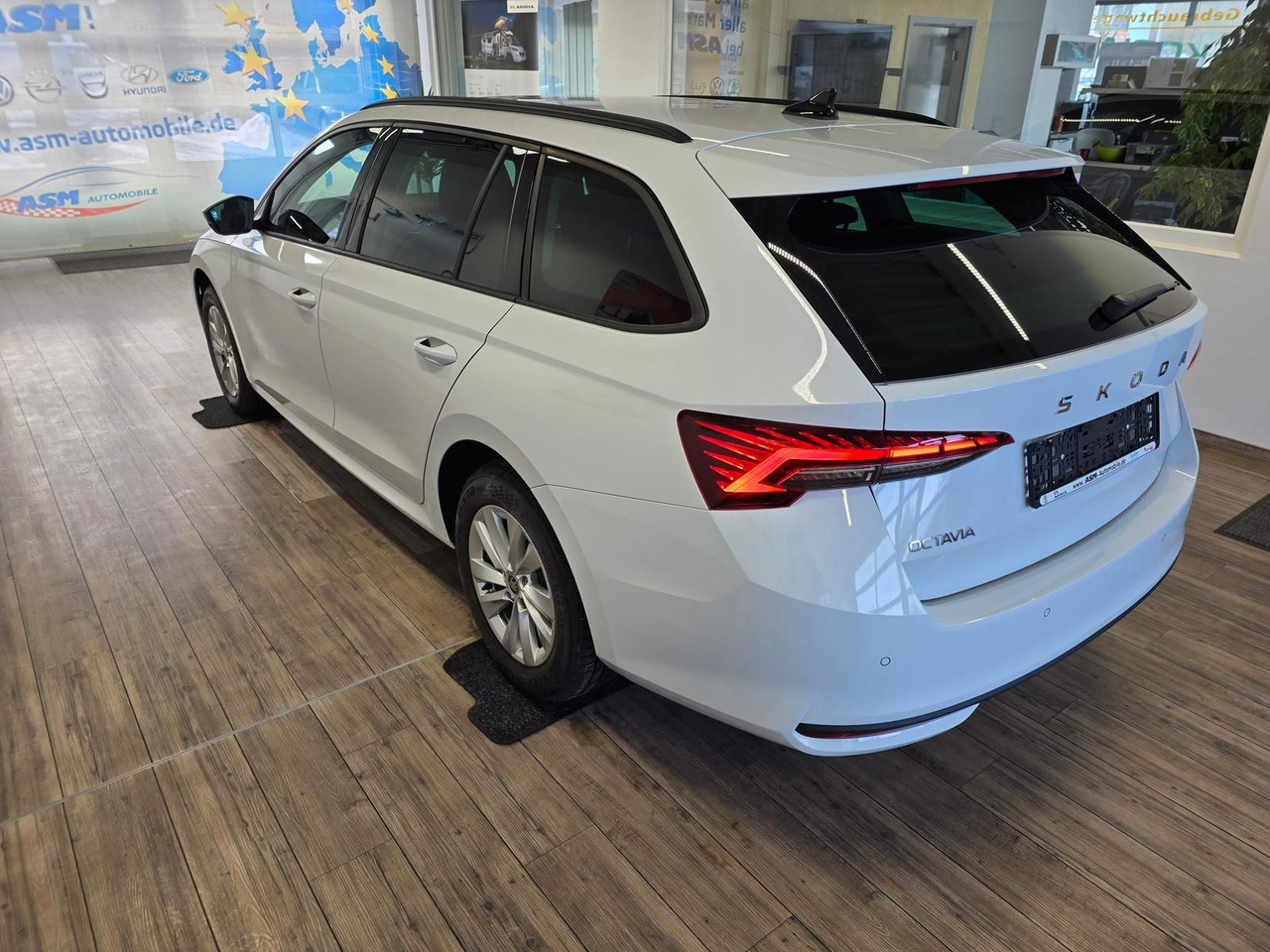 Skoda Octavia Combi Selection DSG*LED*ACC*WINTERPAKET* - Autó: 4 kép. Skoda Octavia Combi Selection DSG*LED*ACC*WINTERPAKET* - Autó: 4 kép.