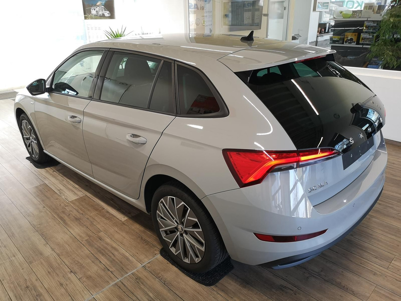 Skoda Scala Ambition 1,0 TSI 81 kW*NAVI*LED*R-KAM*PDC* - Szedán: 4 kép. Skoda Scala Ambition 1,0 TSI 81 kW*NAVI*LED*R-KAM*PDC* - Szedán: 4 kép.