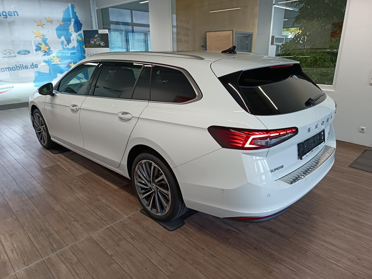 Skoda Superb Combi L&K 2,0TDI 4x4*PSD*STD.HZG*360°*HUD - Kombi: 4 kép. Skoda Superb Combi L&K 2,0TDI 4x4*PSD*STD.HZG*360°*HUD - Kombi: 4 kép.
