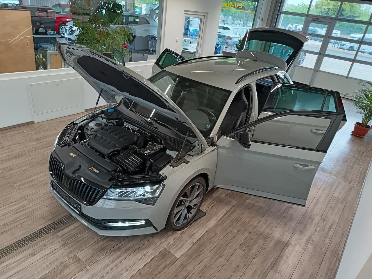 Skoda Superb Combi Sportline 2.0TSI DSG4x4*AHK*DCC*ACC - Kombi: 2 kép. Skoda Superb Combi Sportline 2.0TSI DSG4x4*AHK*DCC*ACC - Kombi: 2 kép.