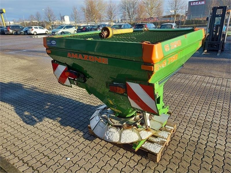 Amazone E+S 750 - Homok-/ Sószóró - Többcélú/ Speciális jármű: 4 kép. Amazone E+S 750 - Homok-/ Sószóró - Többcélú/ Speciális jármű: 4 kép.
