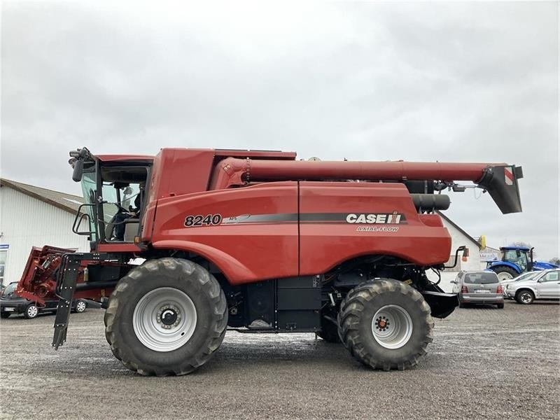 Case IH Axial Flow 8240 - Kombájn: 1 kép. Case IH Axial Flow 8240 - Kombájn: 1 kép.