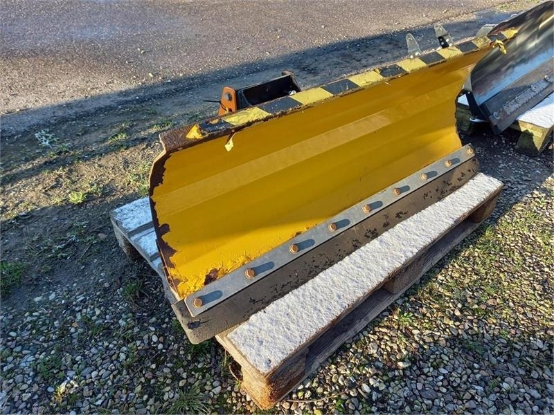 GMR FS1300L Med Stiga Titan ophæng - Hóeke - Mezőgazdasági gépek: 1 kép. GMR FS1300L Med Stiga Titan ophæng - Hóeke - Mezőgazdasági gépek: 1 kép.