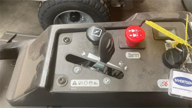 Hustler Raptor X 42 - Kerti fűkasza: 4 kép. Hustler Raptor X 42 - Kerti fűkasza: 4 kép.