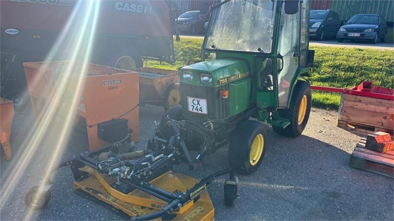 John Deere 755 Kompakt traktor - Kommunális traktor: 1 kép. John Deere 755 Kompakt traktor - Kommunális traktor: 1 kép.