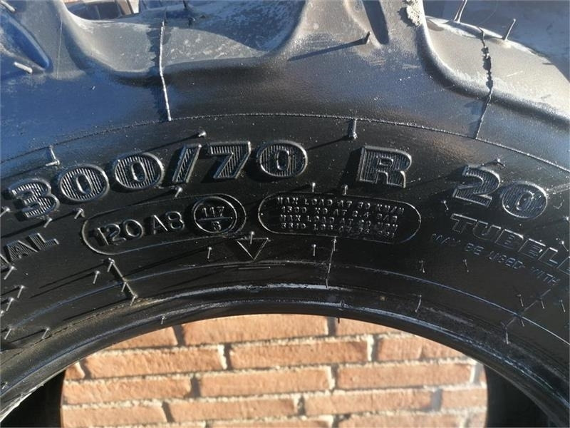 Kleber 300/70R20 - Gumiabroncs - Többcélú/ Speciális jármű: 4 kép. Kleber 300/70R20 - Gumiabroncs - Többcélú/ Speciális jármű: 4 kép.