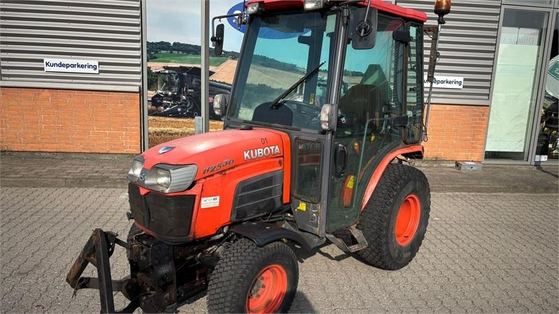 Kubota B2530 HST B2530  - Kommunális traktor: 1 kép. Kubota B2530 HST B2530  - Kommunális traktor: 1 kép.