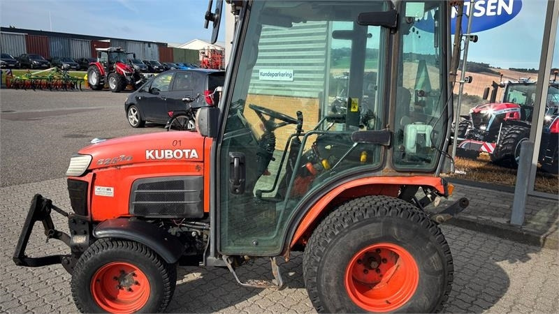 Kubota B2530 HST B2530  - Kommunális traktor: 3 kép. Kubota B2530 HST B2530  - Kommunális traktor: 3 kép.