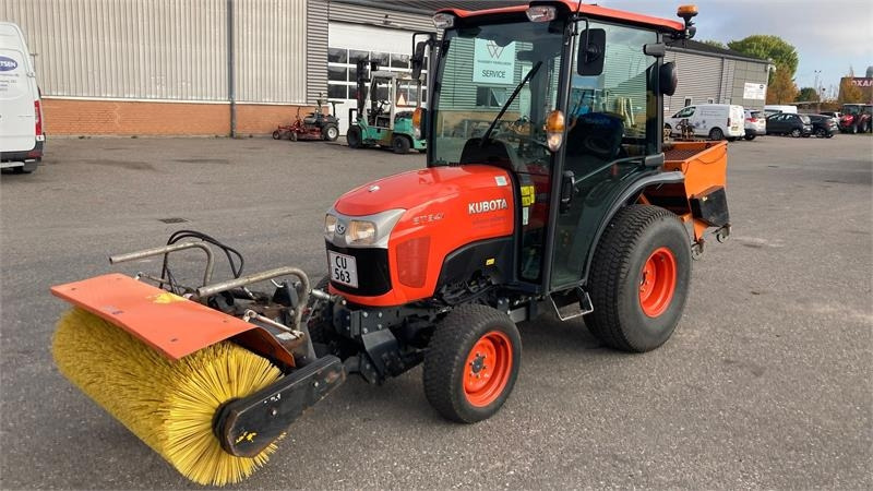 Kubota ST341 inkl. 150 cm kost og udlægger - Kommunális traktor: 1 kép. Kubota ST341 inkl. 150 cm kost og udlægger - Kommunális traktor: 1 kép.