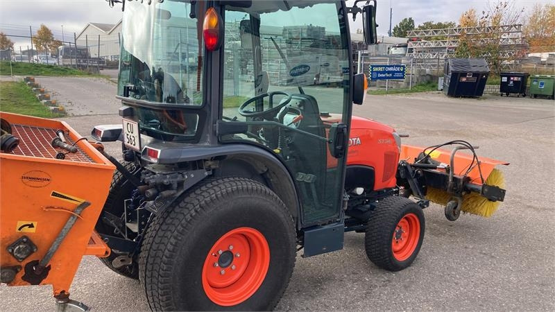 Kubota ST341 inkl. 150 cm kost og udlægger - Kommunális traktor: 5 kép. Kubota ST341 inkl. 150 cm kost og udlægger - Kommunális traktor: 5 kép.