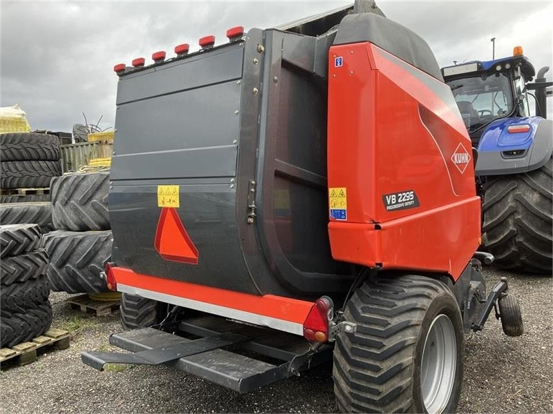 Kuhn VB 2295 - Bálázó: 3 kép. Kuhn VB 2295 - Bálázó: 3 kép.