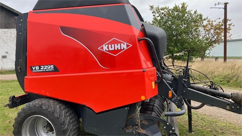 Kuhn VB 2295 - Bálázó: 2 kép. Kuhn VB 2295 - Bálázó: 2 kép.