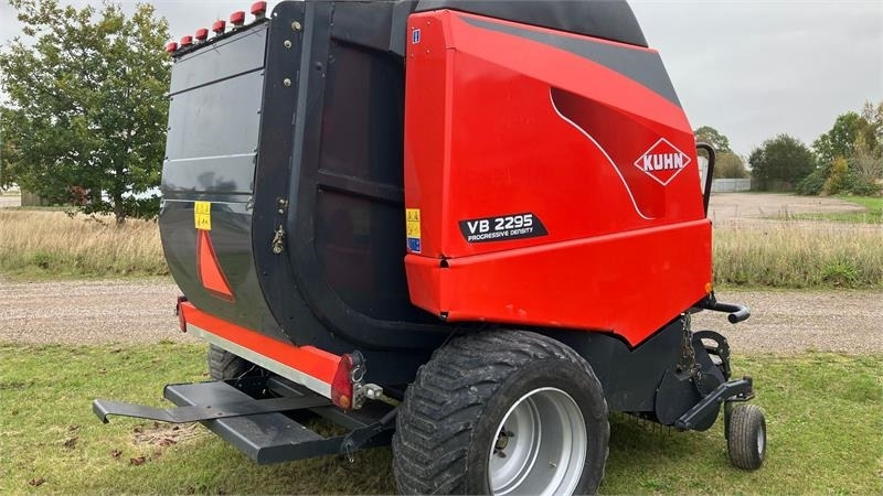 Kuhn VB 2295 - Bálázó: 4 kép. Kuhn VB 2295 - Bálázó: 4 kép.