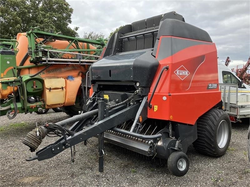 Kuhn VB 2295 - Bálázó: 2 kép. Kuhn VB 2295 - Bálázó: 2 kép.