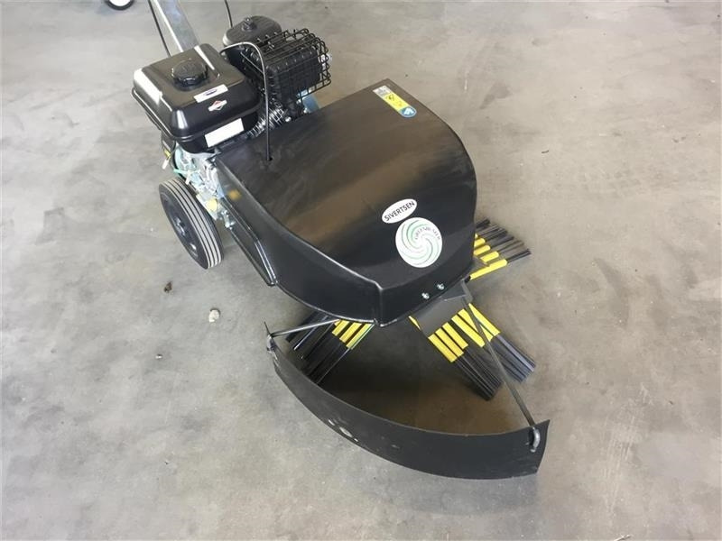 Kwern Greenbuster Pro III 8x3 Inkl. afdækningsskær - Kerti gépek: 1 kép. Kwern Greenbuster Pro III 8x3 Inkl. afdækningsskær - Kerti gépek: 1 kép.