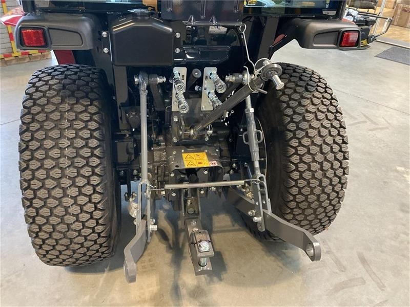 Massey Ferguson 1740 HC Frontlift/pto og 150 cm fejemaskine - Kommunális traktor: 5 kép. Massey Ferguson 1740 HC Frontlift/pto og 150 cm fejemaskine - Kommunális traktor: 5 kép.