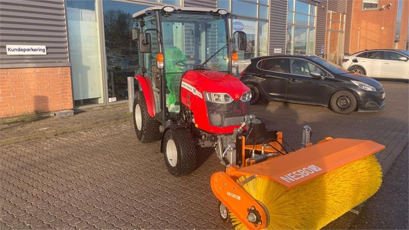 Massey Ferguson 1740 HC Frontlift/pto og 150 cm fejemaskine - Kommunális traktor: 3 kép. Massey Ferguson 1740 HC Frontlift/pto og 150 cm fejemaskine - Kommunális traktor: 3 kép.