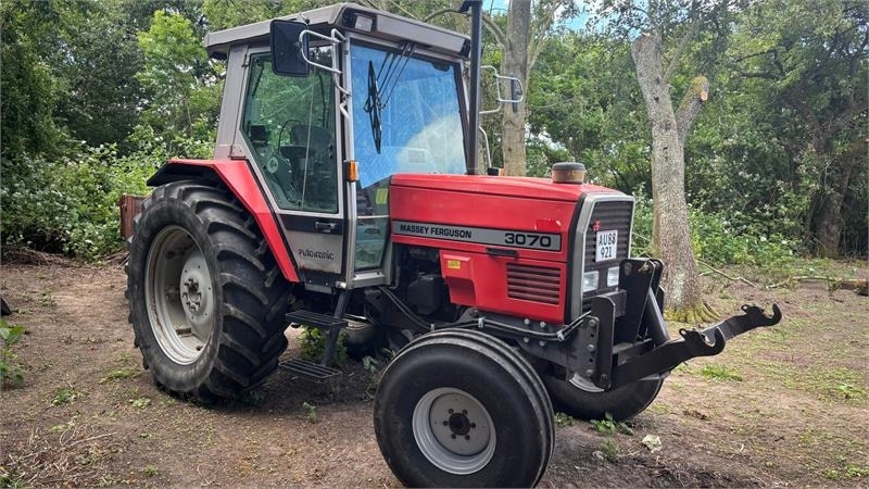 Massey Ferguson 3070 Traktor - Traktor: 2 kép. Massey Ferguson 3070 Traktor - Traktor: 2 kép.
