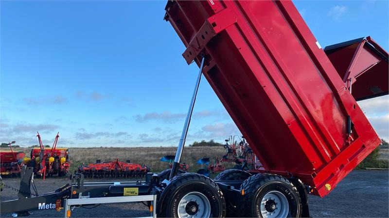 Metsjö MetaQ 60 - Mezőgazdasági billenőpótkocsi: 2 kép. Metsjö MetaQ 60 - Mezőgazdasági billenőpótkocsi: 2 kép.