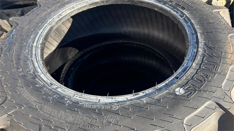 Mitas 420/70-24 - Gumiabroncs - Többcélú/ Speciális jármű: 2 kép. Mitas 420/70-24 - Gumiabroncs - Többcélú/ Speciális jármű: 2 kép.