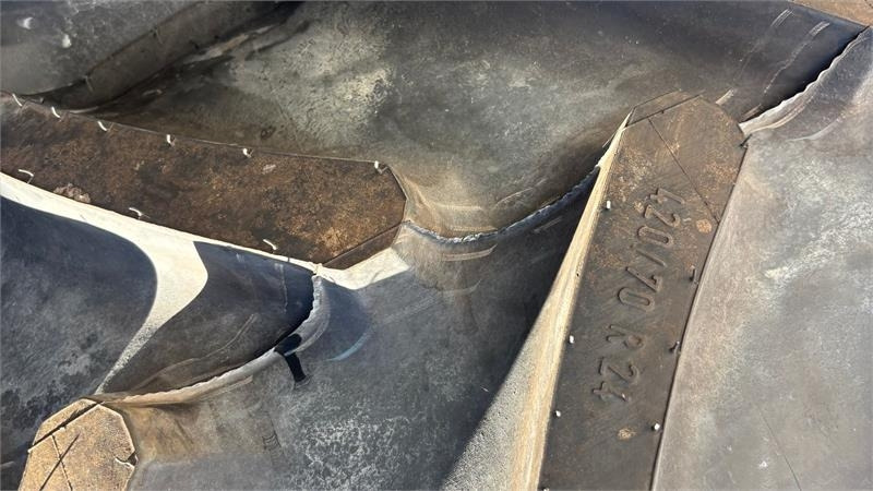 Mitas 420/70-24 - Gumiabroncs - Többcélú/ Speciális jármű: 3 kép. Mitas 420/70-24 - Gumiabroncs - Többcélú/ Speciális jármű: 3 kép.