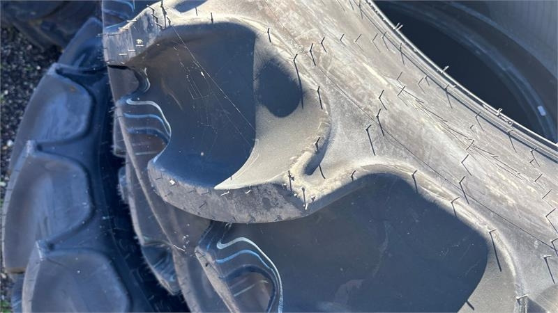 Mitas 420/85R38 & 340/85R28 - Gumiabroncs - Többcélú/ Speciális jármű: 2 kép. Mitas 420/85R38 & 340/85R28 - Gumiabroncs - Többcélú/ Speciális jármű: 2 kép.