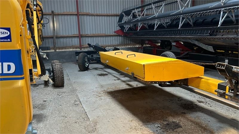 New Holland 4 hjulet skærebordsvogn - Adapter szállító kocsi: 2 kép. New Holland 4 hjulet skærebordsvogn - Adapter szállító kocsi: 2 kép.