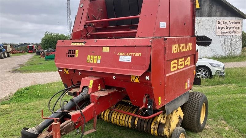 New Holland 654 RUNDBALLEPRESSER Cropcutter - Bálázó: 2 kép. New Holland 654 RUNDBALLEPRESSER Cropcutter - Bálázó: 2 kép.