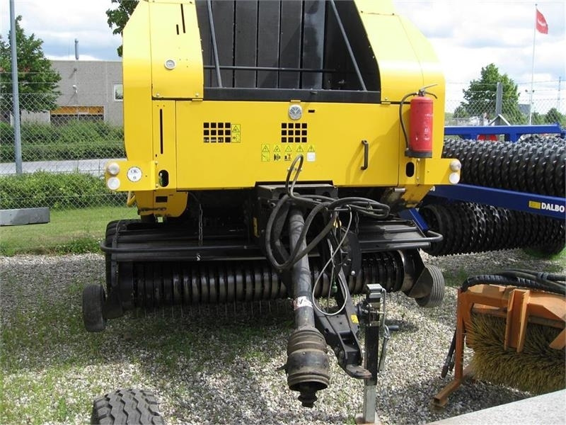 New Holland BR7070 med SUPER FEED - Bálázó: 2 kép. New Holland BR7070 med SUPER FEED - Bálázó: 2 kép.