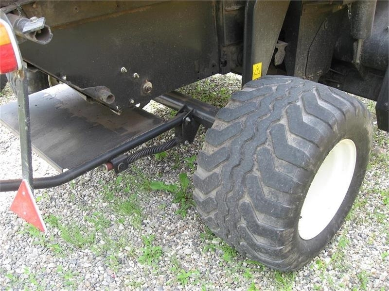 New Holland BR7070 med SUPER FEED - Bálázó: 4 kép. New Holland BR7070 med SUPER FEED - Bálázó: 4 kép.