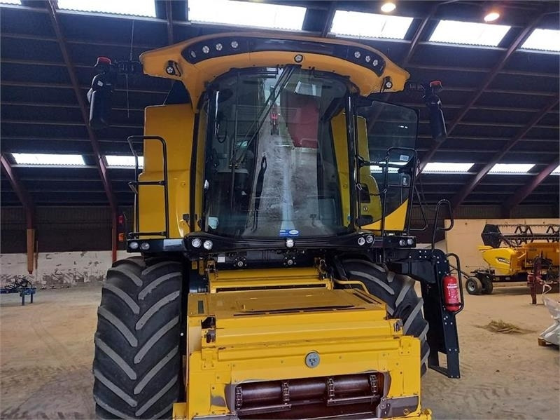 New Holland CR9.80 - Kombájn: 3 kép. New Holland CR9.80 - Kombájn: 3 kép.