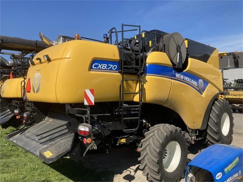 New Holland CX 8.70 SLH - Kombájn: 2 kép. New Holland CX 8.70 SLH - Kombájn: 2 kép.