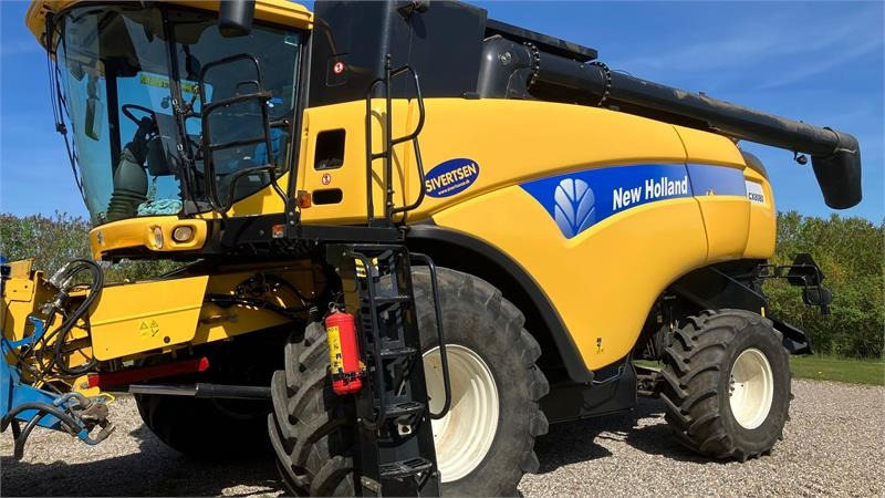 New Holland CX 8080 SLH med 30 fods Varifeed - Kombájn: 1 kép. New Holland CX 8080 SLH med 30 fods Varifeed - Kombájn: 1 kép.