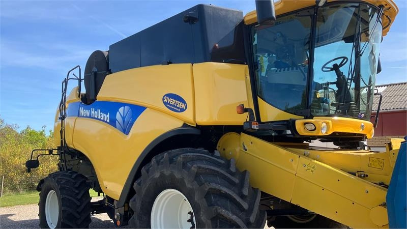 New Holland CX 8080 SLH med 30 fods Varifeed - Kombájn: 2 kép. New Holland CX 8080 SLH med 30 fods Varifeed - Kombájn: 2 kép.