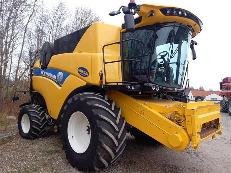 New Holland CX8.80 SLH med 25 fods Varifeed - Kombájn: 2 kép. New Holland CX8.80 SLH med 25 fods Varifeed - Kombájn: 2 kép.