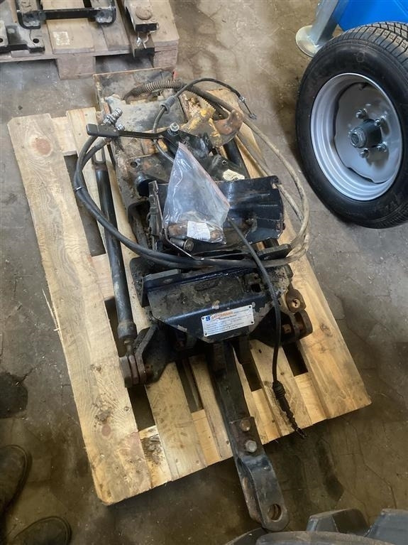 New Holland T7030 Hitchtræk - Gyorscsatlakozó: 2 kép. New Holland T7030 Hitchtræk - Gyorscsatlakozó: 2 kép.