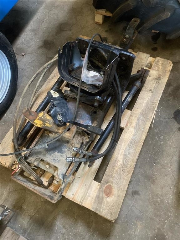 New Holland T7030 Hitchtræk - Gyorscsatlakozó: 1 kép. New Holland T7030 Hitchtræk - Gyorscsatlakozó: 1 kép.