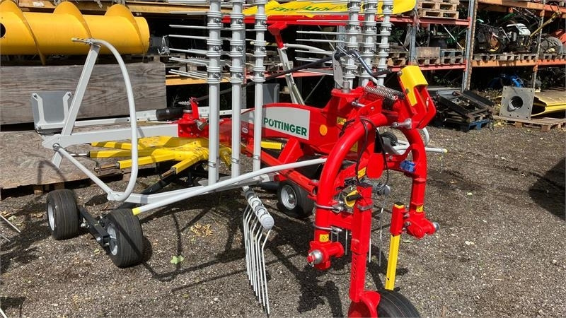 Pöttinger Top 462 - Szénaforgató: 1 kép. Pöttinger Top 462 - Szénaforgató: 1 kép.