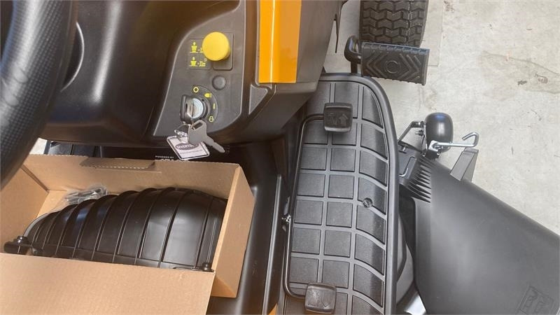 Stiga Tornado 5108 - Kommunális traktor: 4 kép. Stiga Tornado 5108 - Kommunális traktor: 4 kép.