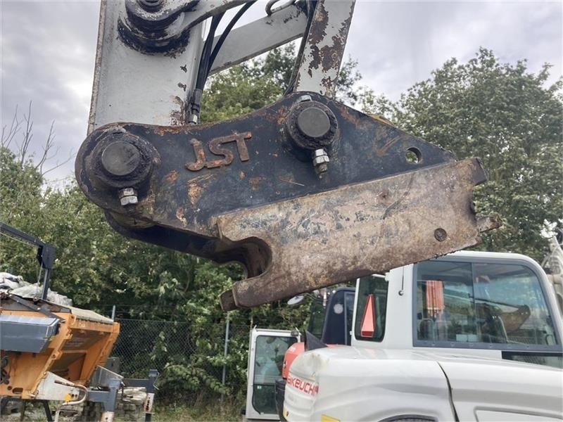 Takeuchi TB260 - Minikotró: 5 kép. Takeuchi TB260 - Minikotró: 5 kép.