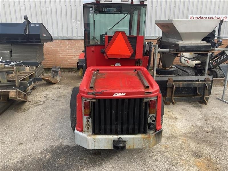 Timan Tool-Trac 245 - Kommunális traktor: 4 kép. Timan Tool-Trac 245 - Kommunális traktor: 4 kép.