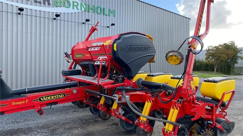 Vaderstad Tempo F 8RK. - Szemenkénti vetőgép: 2 kép. Vaderstad Tempo F 8RK. - Szemenkénti vetőgép: 2 kép.